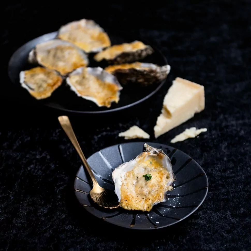 Gegratineerde oesters met Hollandaise & Parmigiano Reggiano